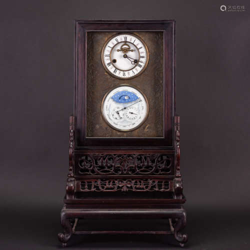 A WOODEN MOUNTED TABLE CLOCK