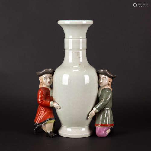 A FAMILLE ROSE AND CELADON GLAZED VASE SUPPORT WITH EUROPEAN...