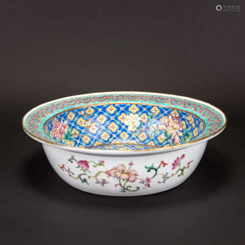 A FAMILLE ROSE 'FLORAL' CHARGER, JIAQING PERIOD