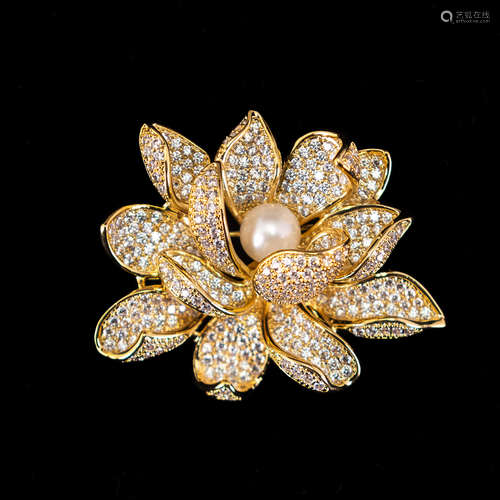 A FASHION JEWERY DIAMOND STYLE  PEARL BROOCH