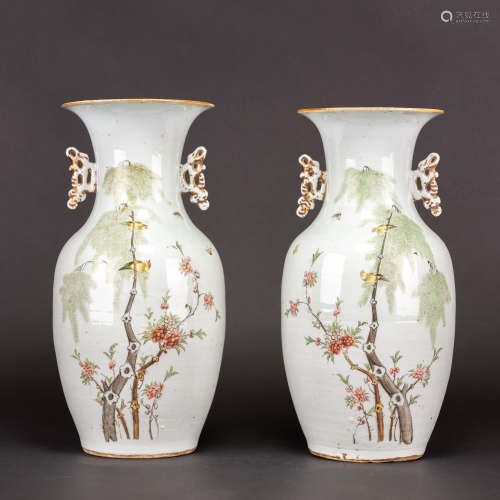 A PAIR OF FAMILLE ROSE 'FLOWER AND BIRD' VASES, LATE-QING DY...