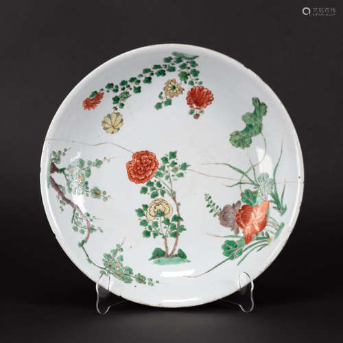 A CHINESE WUCAI FLORAL DISH, KANGXI PERIOD