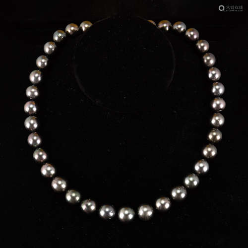 A TAHITIAN PEARL NECKLACE WITH AIGL CERTIFICATE