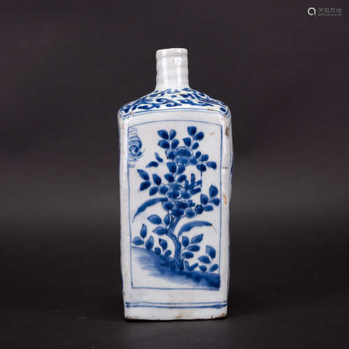 A BLUE AND WHITE 'FLORAL' SQUARE VASE