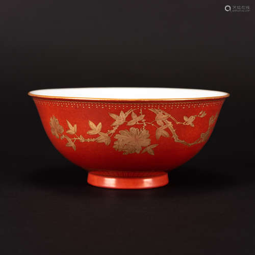 A GILT DECORATED CORAL-GROUND BOWL, QING DYNASTY