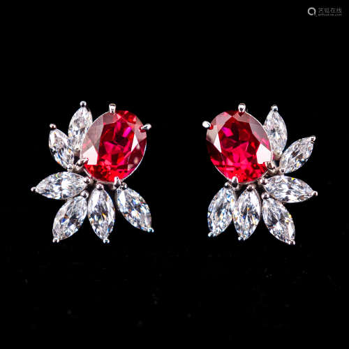 A PAIR OF RUBY STYLE FASHION JEWERY EARRINGS