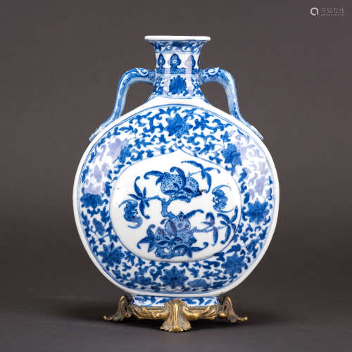 A BLUE AND WHITE MOONFLASK, QIANLONG MARK, QING DYNASTY