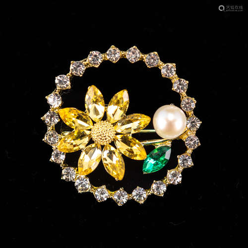 A FASHION JEWERY PEARL BROOCH