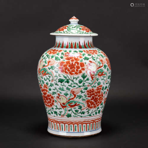 CHINESE WUCAI 'LION AND FLOWER' LIDDED JAR