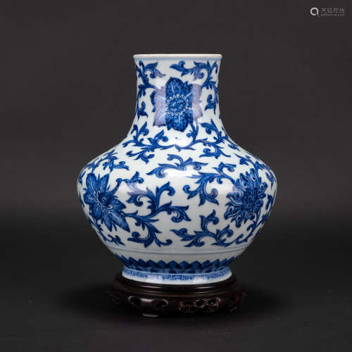CHINESE BLUE AND WHITE  FLOWER VASE
