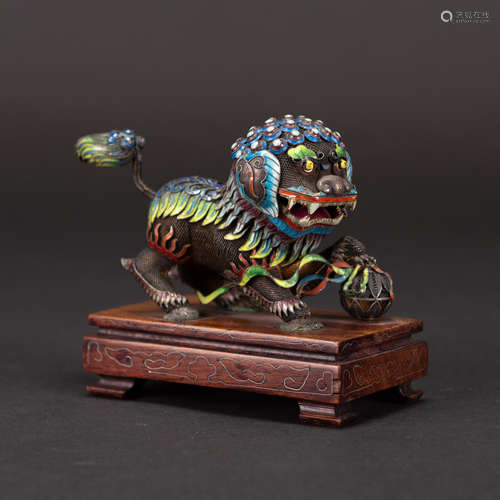 A CLOISONNE ENAMEL SILVER LION WITH WOODEN BASE