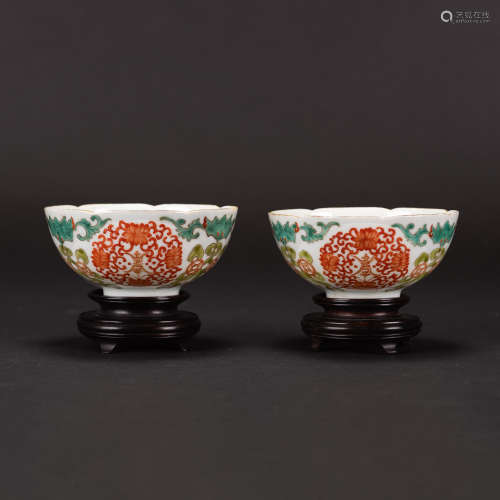 A PAIR OF FAMILLE ROSE DECORATED BOWLS WITH BASE