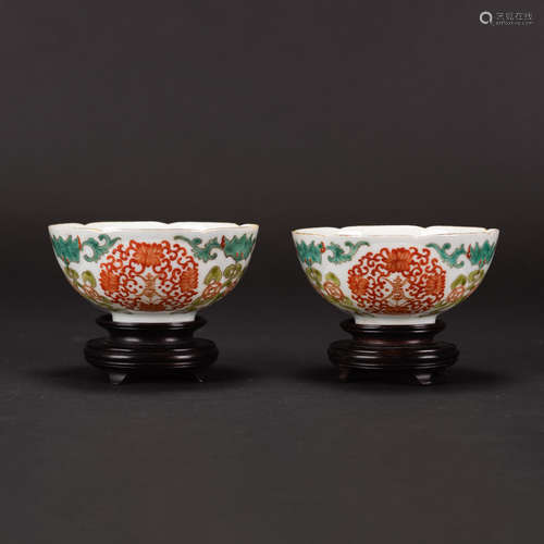 A PAIR OF FAMILLE ROSE DECORATED BOWLS WITH BASE