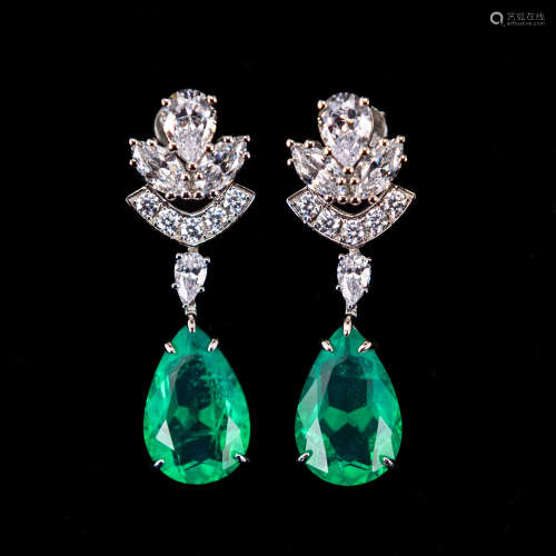 A PAIR OF FASHION JEWLERY IN EMERALD BERYL STYLE