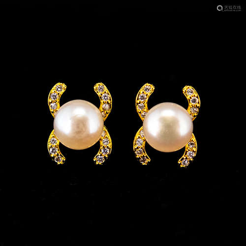 A PAIR OF PEARL EARRINGS