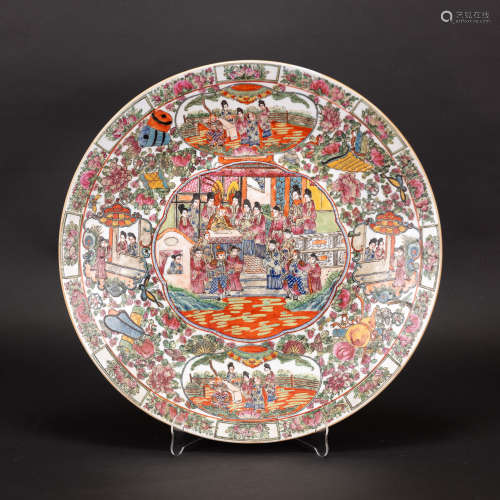 A LARGE CANTON FAMILLE ROSE DISH