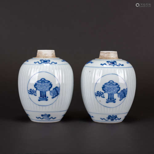 A PAIR OF BLUE AND WHITE JARS, QING DYNASTY