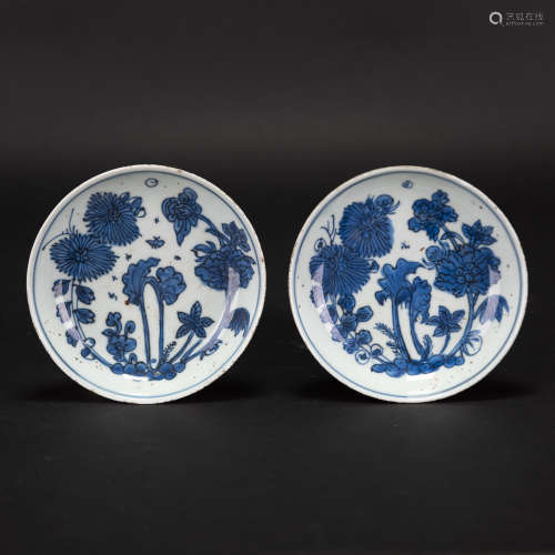 A PAIR OF CHINESE BLUE AND WHITE 'FLOWER' DISHES