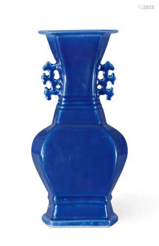 清乾隆 霁蓝釉双耳六角瓶