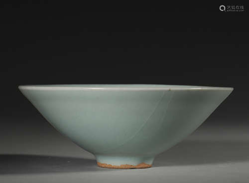 A Longquan kiln porcelain bowl,Song Dynasty,China