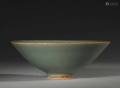 A Longquan kiln porcelain bowl,Song Dynasty,China