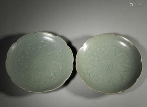 A pair of Longquan kiln porcelain plates,Song Dynasty,China