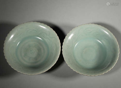 A pair of Longquan kiln porcelain bowls,Song Dynasty,China