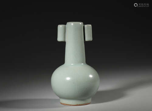 A Longquan kiln porcelain double-eared vase,Song Dynasty,Chi...