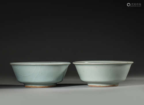 A pair of Longquan kiln porcelain bowls,Song Dynasty,China