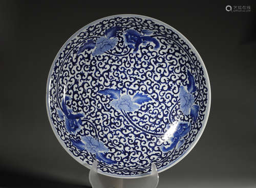 A lion patterned blue and white porcelain plate,Qing Dynasty...