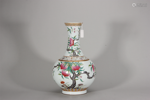 A famille rose peach patterned porcelain vase,Qing Dynasty,C...