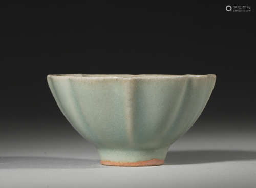 A Longquan kiln porcelain bowl,Song Dynasty,China