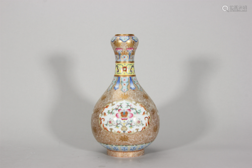 A flower patterned enamel porcelain vase,Qing Dynasty,China