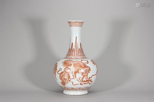 An iron red porcelain vase,Qing Dynasty,China