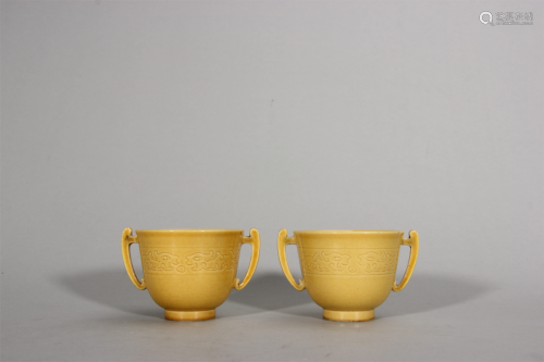 A pair of chi dragon patterned double-eared yellow glaze por...
