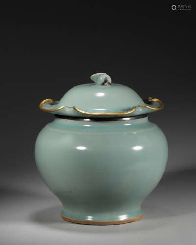 A Longquan kiln porcelain jar with lotus leaf shaped lid,Son...