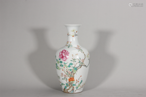 A famille rose flower porcelain vase,Qing Dynasty,China