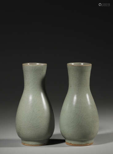 A pair of Longquan kiln porcelain vases,Song Dynasty,China