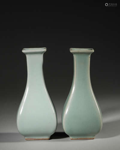 A pair of Longquan kiln porcelain vases,Song Dynasty,China