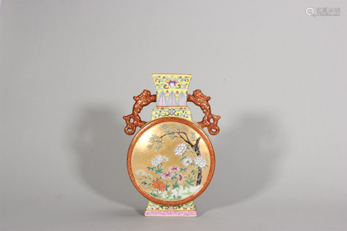 A gold ground famille rose flower porcelain double-eared vas...