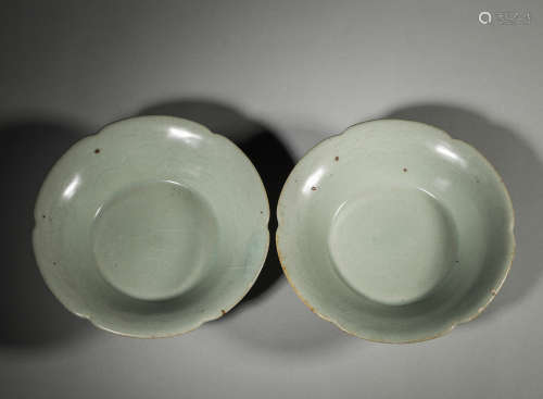 A pair of Longquan kiln porcelain bowls,Song Dynasty,China