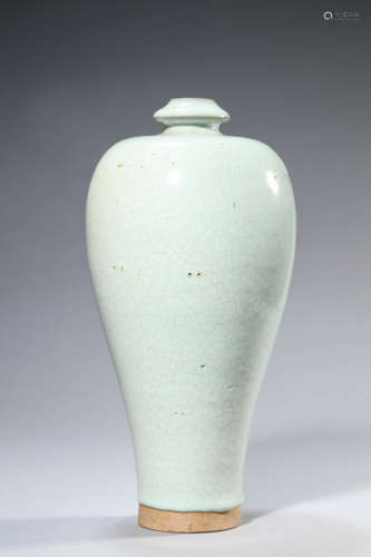 A Porelain Ge-Type Meiping Vase