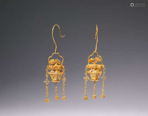 A Pair of Silver-Gilding Earrings