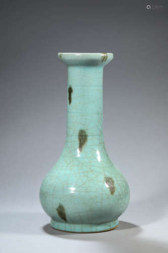 A Porcelain Celadon-Glazed Vase