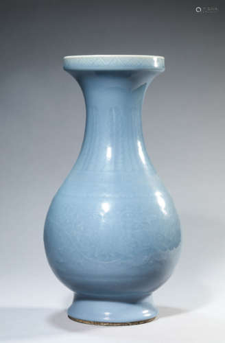 A Porcelain Celadon-Glazed Vase