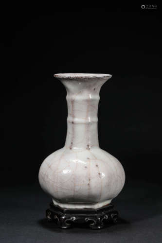 A Ge-Glazed Bamboo Vase