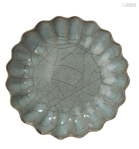 A Guan-Type Foliate-Rimmed Dish