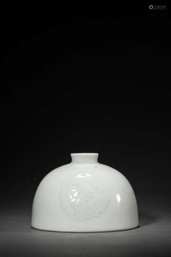 A White Glaze Chi-Dragon ‘Taibaiuzun’ Vase