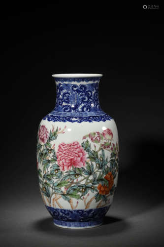 A Blue And White Famille Rose Flower Vase