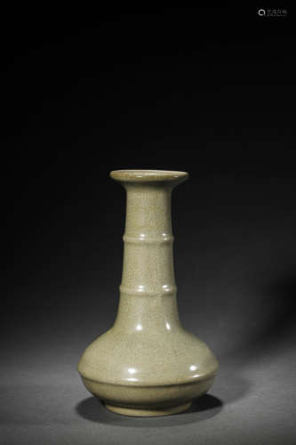 A Ge-Type long-neck vase